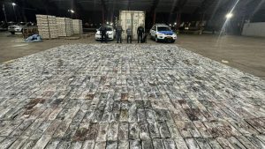 Autoridades de España y Ecuador confiscan 21 toneladas de cocaína y desmantelan red que operaba en puertos de ambos países.